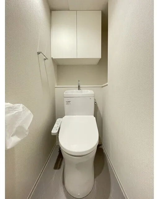 Daffitto Kinshicho - Interior - ["Toilet seat", "Toilet", "Plumbing fixture"]