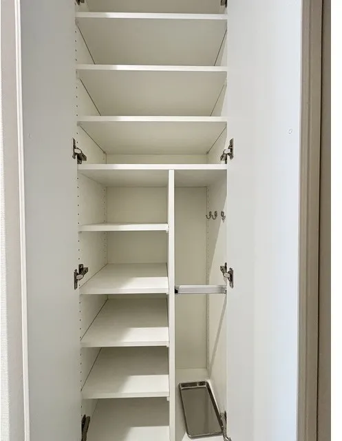 Comforia Liv Osaki - Interior - ["Wood", "Cupboard", "Shelving"]