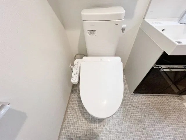 Genovia Ohanajaya II Sky Garden - Interior - ["Toilet seat", "Toilet", "Plumbing fixture"]