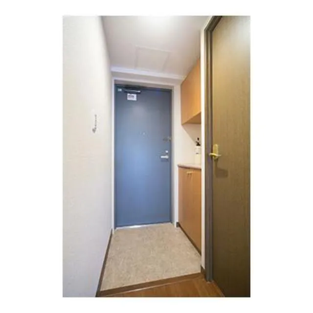 Lapyuta - Interior - ["Handle", "Door", "Fixture"]