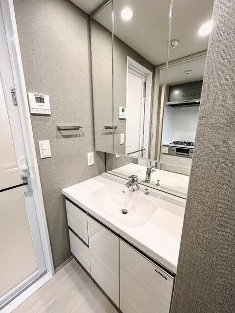 Royal Parks Ariake - Interior - ["Floor", "Flooring", "Bathroom cabinet"]