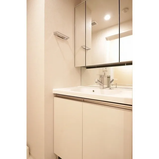 BluRock Aobadai - Interior - ["Tap", "Bathroom cabinet", "Sink"]