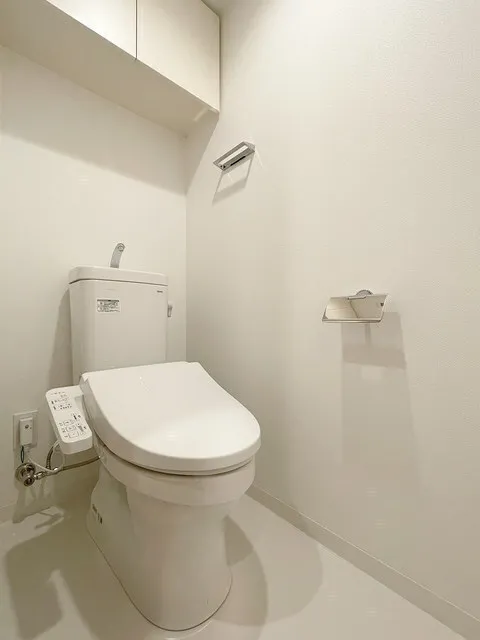 Open Bloom Ayase - Interior - ["Toilet seat", "Toilet", "Plumbing fixture"]