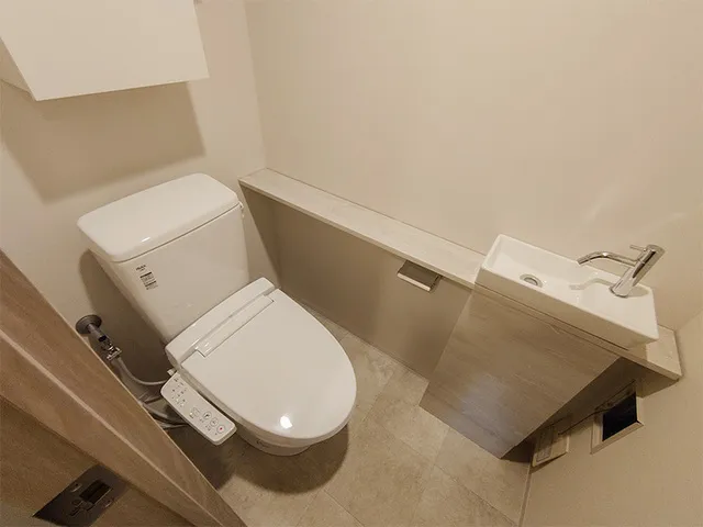 Royal Parks Shinagawa - Interior - ["Plumbing fixture", "Toilet seat", "Flooring"]