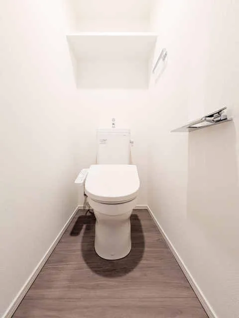 RJR Precia Kamata - Interior - ["Toilet seat", "Toilet", "Flooring"]