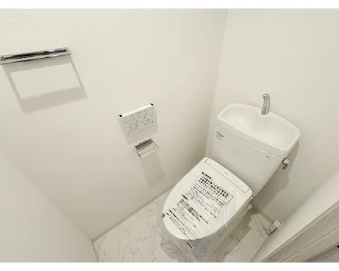 Plaire Deux Ikegami II - Interior - ["Toilet seat", "Plumbing fixture", "Bathroom"]