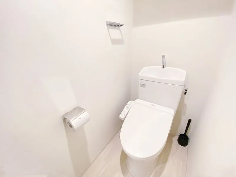 Genovia Shinjuku Nakaochiai Sky Garden - Interior - ["Toilet seat", "Toilet", "Plumbing fixture"]