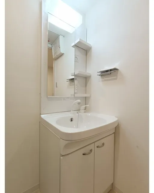 Tasuki Smart Shin-Otsuka III - Interior - ["Plumbing fixture", "Bathroom Sink", "Flooring"]