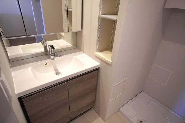Ipse Oshiage - Interior - ["Tap", "Mirror", "Bathroom cabinet"]