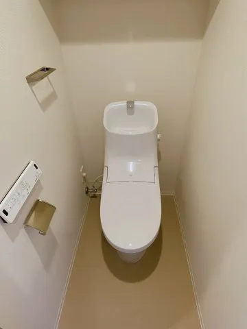 Proud Flat Kiba II - Interior - ["Toilet seat", "Toilet", "Plumbing fixture"]