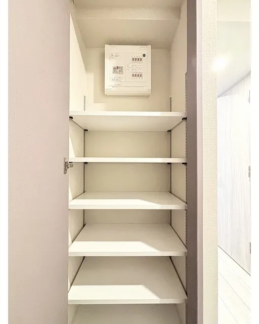 Clarity Ueno Inaricho - Interior - ["Wood", "Shelving", "Flooring"]