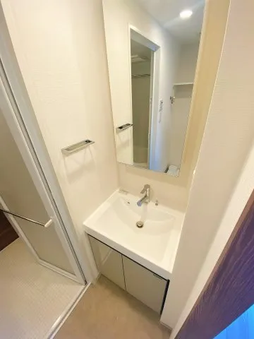 Proud Flat Kiyosumi Shirakawa II - Interior - ["Mirror", "Tap", "Sink"]