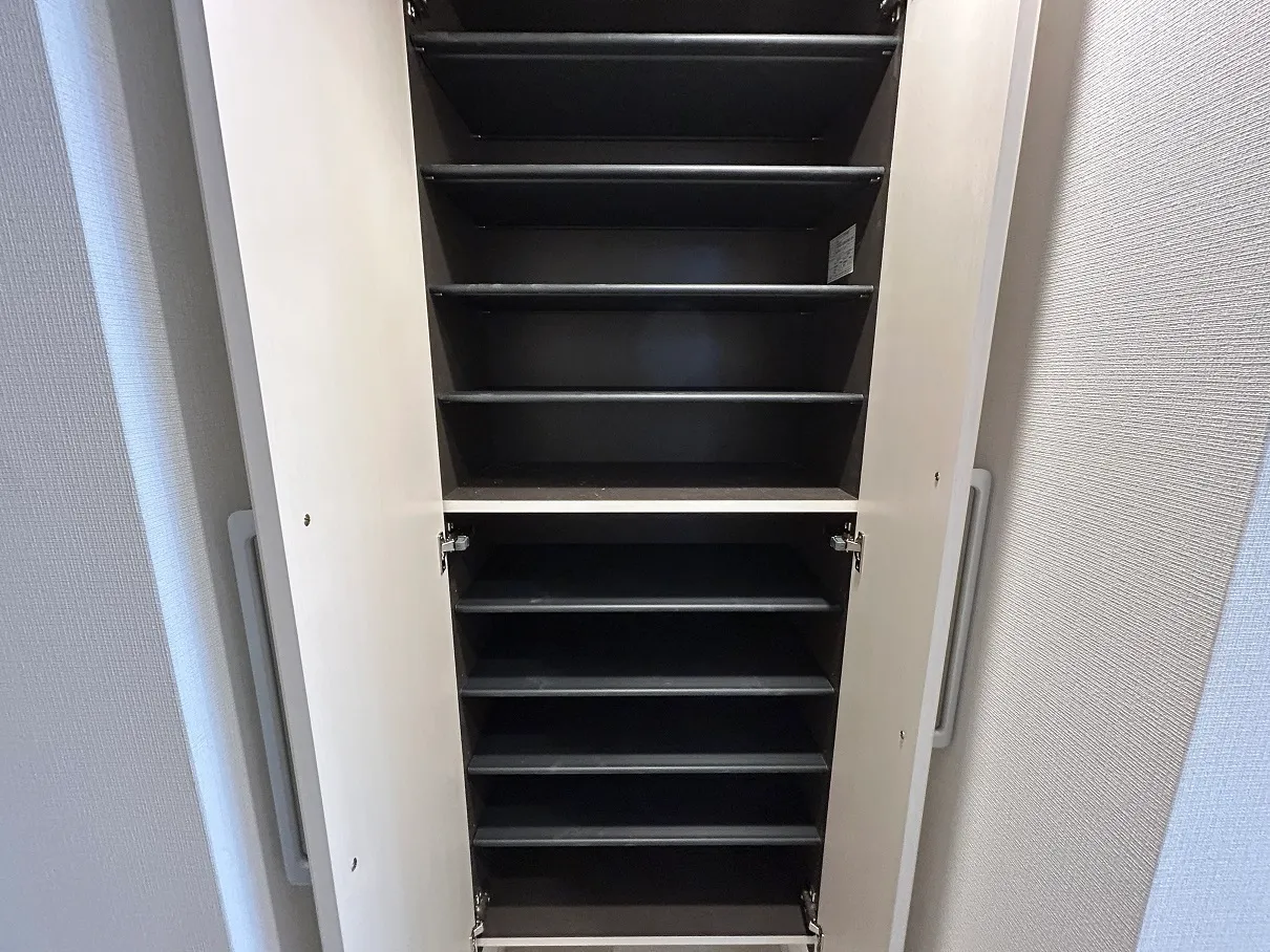 Gran Casa Sumiyoshi II - Interior - ["Wood", "Grey", "Shelving"]