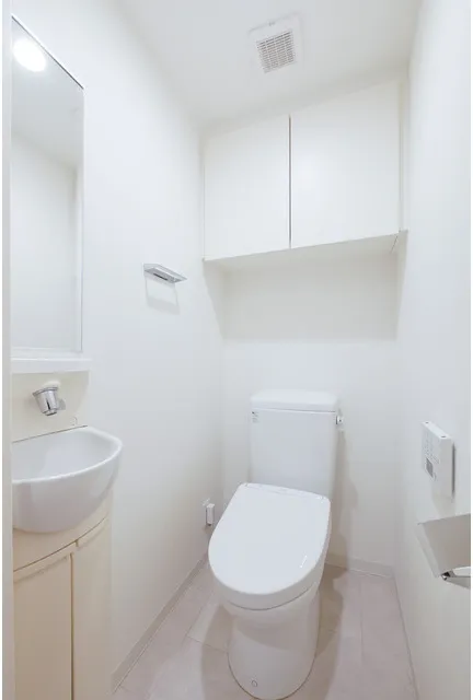 Quintet Ebisu - Interior - ["Toilet seat", "Plumbing fixture", "Toilet"]