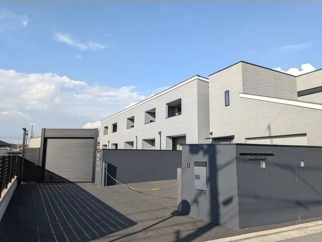 Tom's Garage - Exterior - ["Wall", "Architecture", "Residential area"]