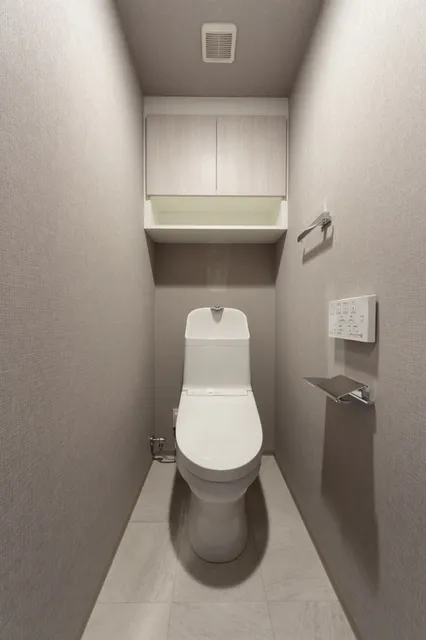 Terra Silk Forest - Interior - ["Toilet seat", "Toilet", "Flooring"]