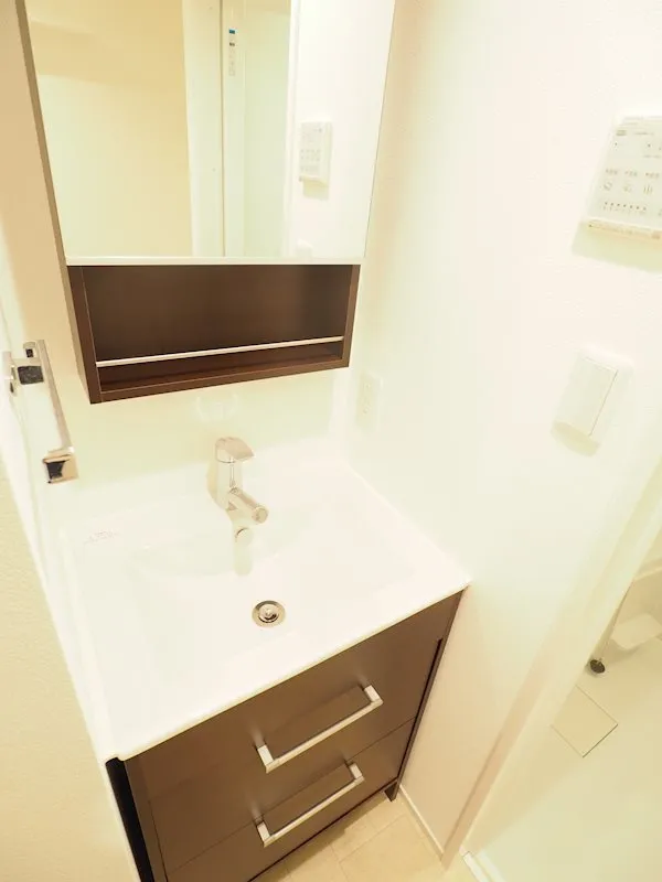 Cortile Kamikitazawa - Interior - ["Mirror", "Tap", "Bathroom sink"]