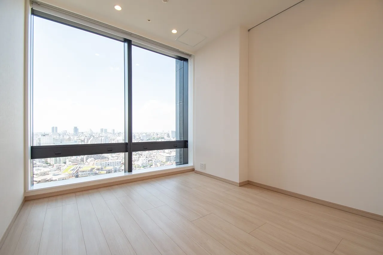 La Tour Shinjuku Grand - Interior - ["Building", "Sky", "Window"]