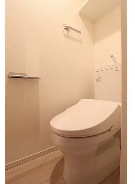 RJR Precia Kamata - Interior - ["Toilet seat", "Toilet", "Plumbing fixture"]