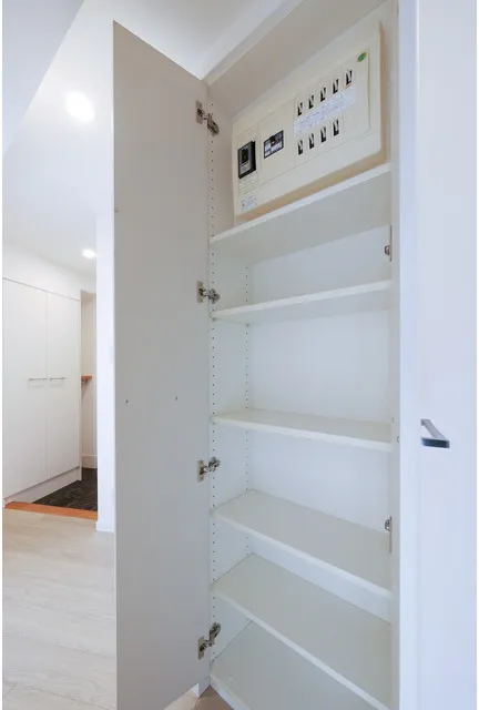 Quintet Ebisu - Interior - ["Wood", "Flooring", "Shelving"]