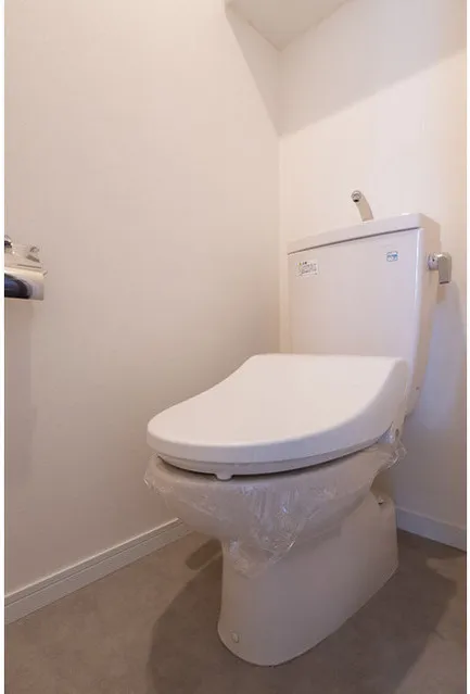 LaSante Gotanda - Interior - ["Toilet seat", "Plumbing fixture", "Toilet"]