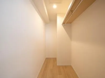 River City 21 East Towers II - Interior - ["Flooring", "Floor", "Wood"]
