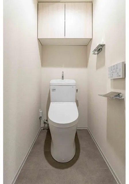 LUMIEC HONCHO EAST - Interior - ["Toilet seat", "Toilet", "Plumbing fixture"]