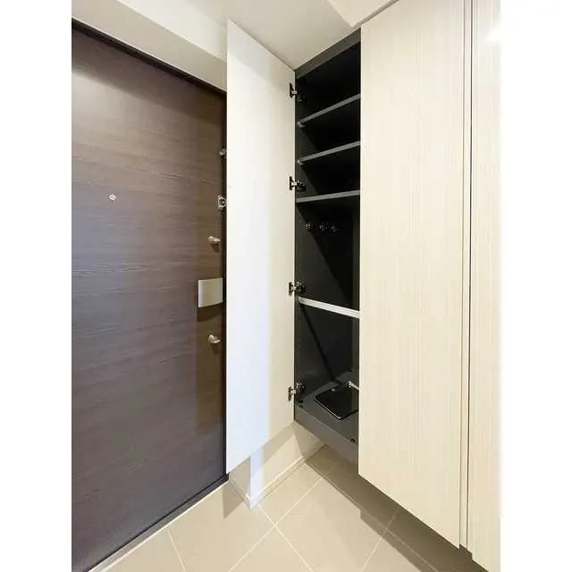 Zinnia Asakusa - Interior - ["Fixture", "Door", "Shelving"]