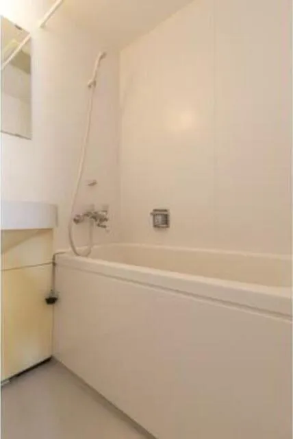 Casa Kuroyanagi - Interior - ["Shower head", "Building", "Bathtub"]