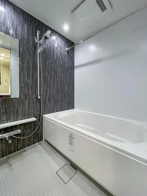 Frontier Residence Kinshi Park - Interior - ["Flooring", "Bathroom", "Plumbing fixture"]