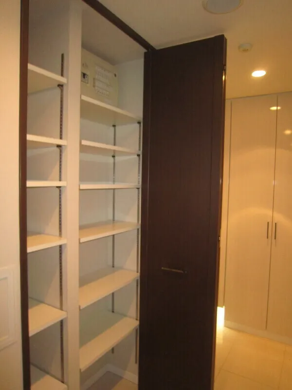 Concieria Nishi Shinjuku TOWER'S WEST - Interior - ["Shelving", "Wood", "Flooring"]