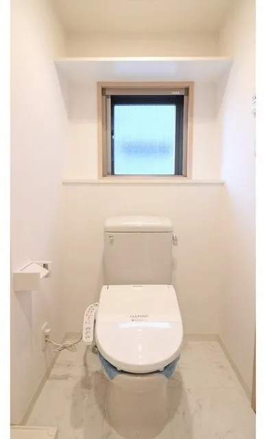 K2 - Interior - ["Toilet seat", "Toilet", "Bathroom"]