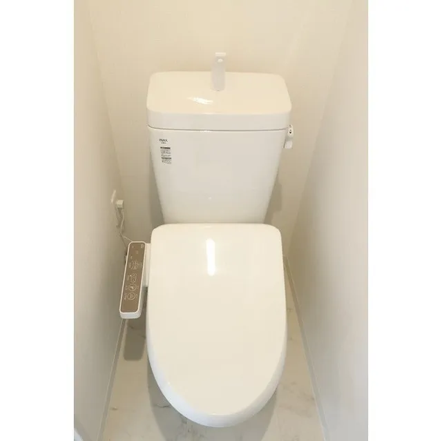 Comforia Fudomae - Interior - ["Toilet", "Toilet seat", "Plumbing fixture"]