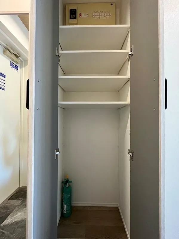 Residia Hiroo Ⅱ - Interior - ["Wood", "Shelving", "Flooring"]