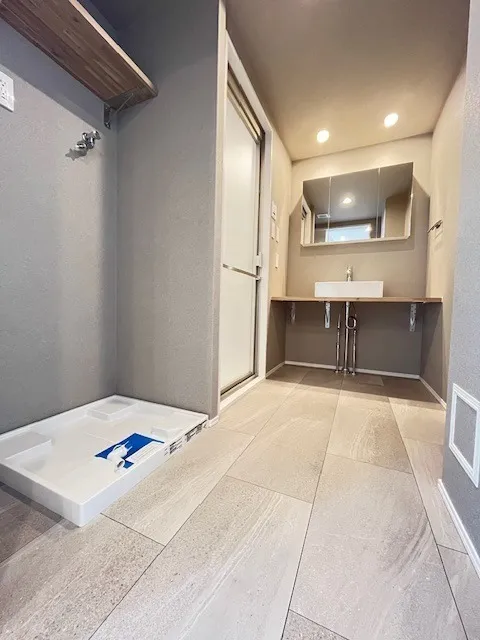 Residia Minamisenju - Interior - ["Flooring", "Floor", "Ceiling"]