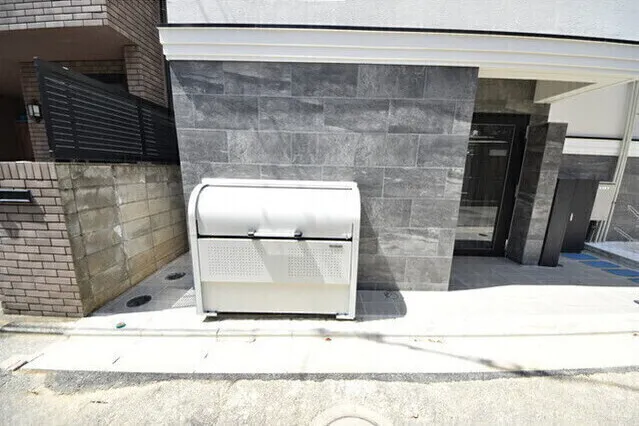 El Faro Hiroo - Other - ["Rectangle", "Automotive tire", "Chair"]