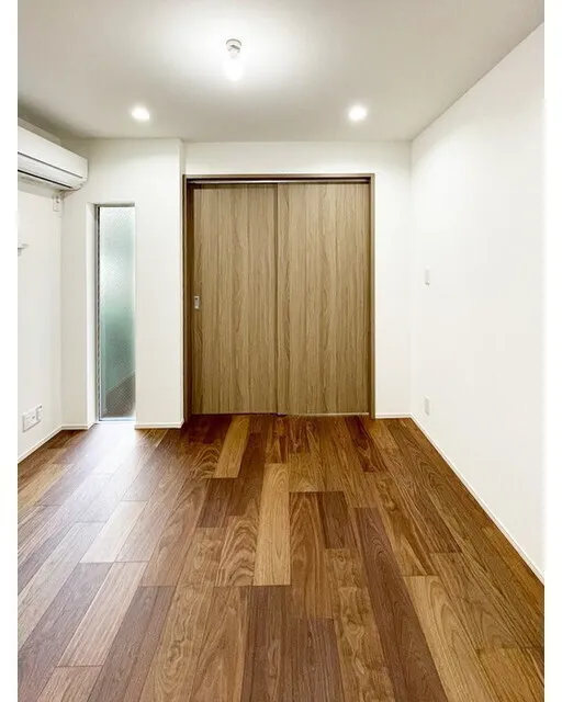 Covent Garden - Interior - ["Wood flooring", "Flooring", "Floor"]