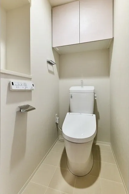 Lefon Progres Akabane Marks - Interior - ["Toilet seat", "Toilet", "Plumbing fixture"]