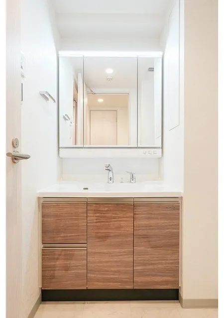 Comforia Liv Bunkyo Gokokuji - Interior - ["Flooring", "Bathroom cabinet", "Floor"]