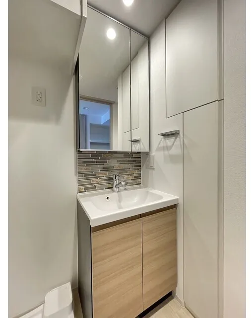 Stylio Kamata West - Interior - ["Flooring", "Floor", "Bathroom cabinet"]