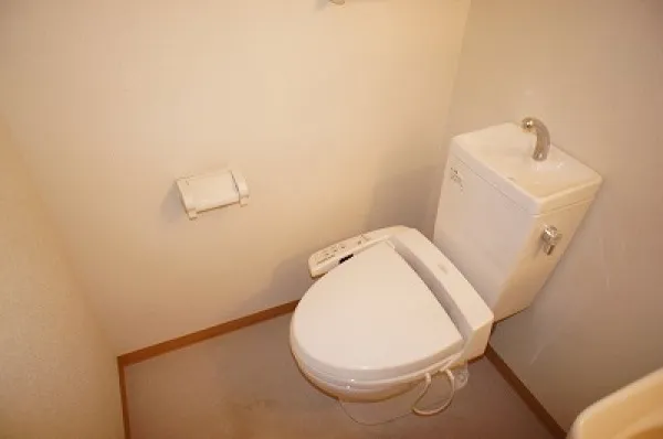 Sereno Shinagawa - Interior - ["Toilet seat", "Toilet", "Plumbing fixture"]