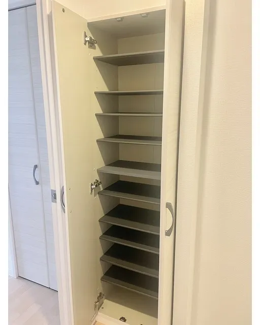 BREEZE TERRACE - Interior - ["Shelving", "Shelf", "Household hardware"]