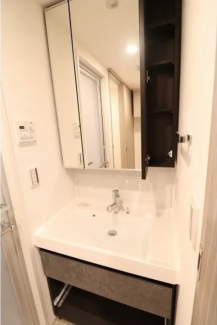 Predia Court Yoyogi Uehara - Interior - ["Mirror", "Tap", "Bathroom sink"]
