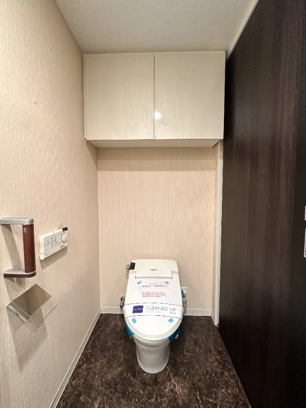 Residia Tower Kamiikebukuro (Tower Building) - Interior - ["Toilet seat", "Flooring", "Floor"]