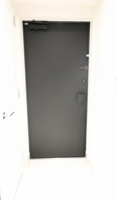 BPR Residence Monzen-Nakacho - Interior - ["Door", "Grey", "Door handle"]