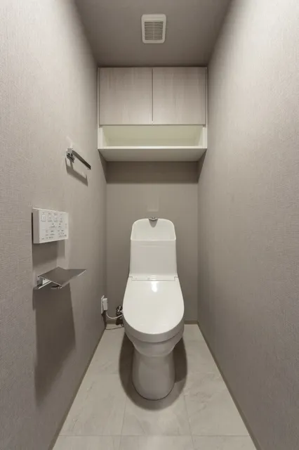 Terra Silk Forest - Interior - ["Toilet seat", "Toilet", "Flooring"]