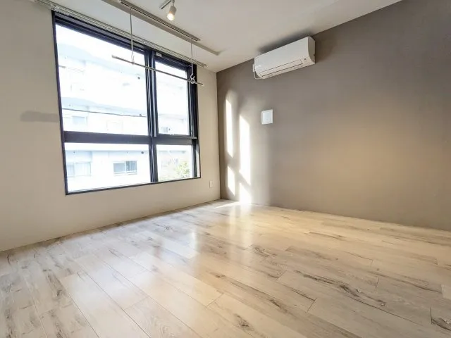 Regaland Meguro - Interior - ["Window", "Building", "Fixture"]