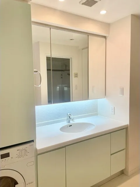 Katerina Mita Tower Suite West Ark - Interior - ["Mirror", "Brown", "Tap"]