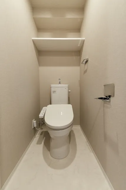 Urbanex Komagome - Interior - ["Toilet seat", "Toilet", "Flooring"]