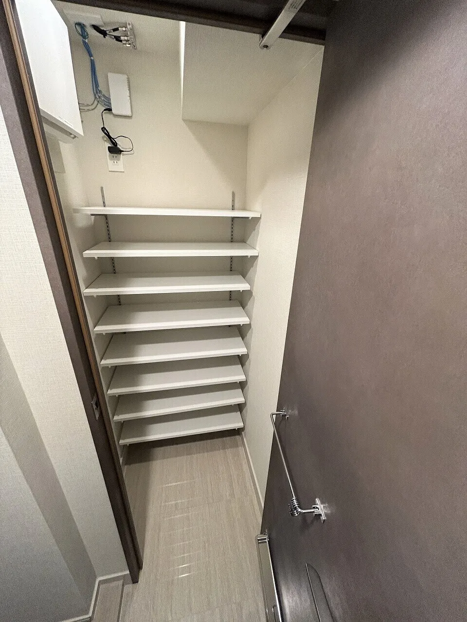 Blanchiesta Kiba - Interior - ["Flooring", "Ceiling", "Shelving"]